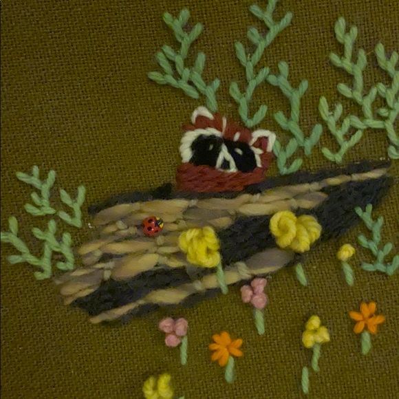 Adorable vintage Raccoon crewel Needlework piece - Picture 4 of 5